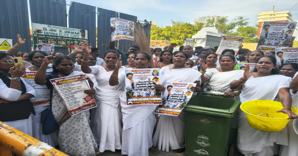 தேவதை பட்டம் வேண்டாம்; சம உரிமை கொடுங்கள்! சென்னை மாநகராட்சியில் 14வது நாளாக தூய்மை பணியாளர்கள் போராட்டம்!