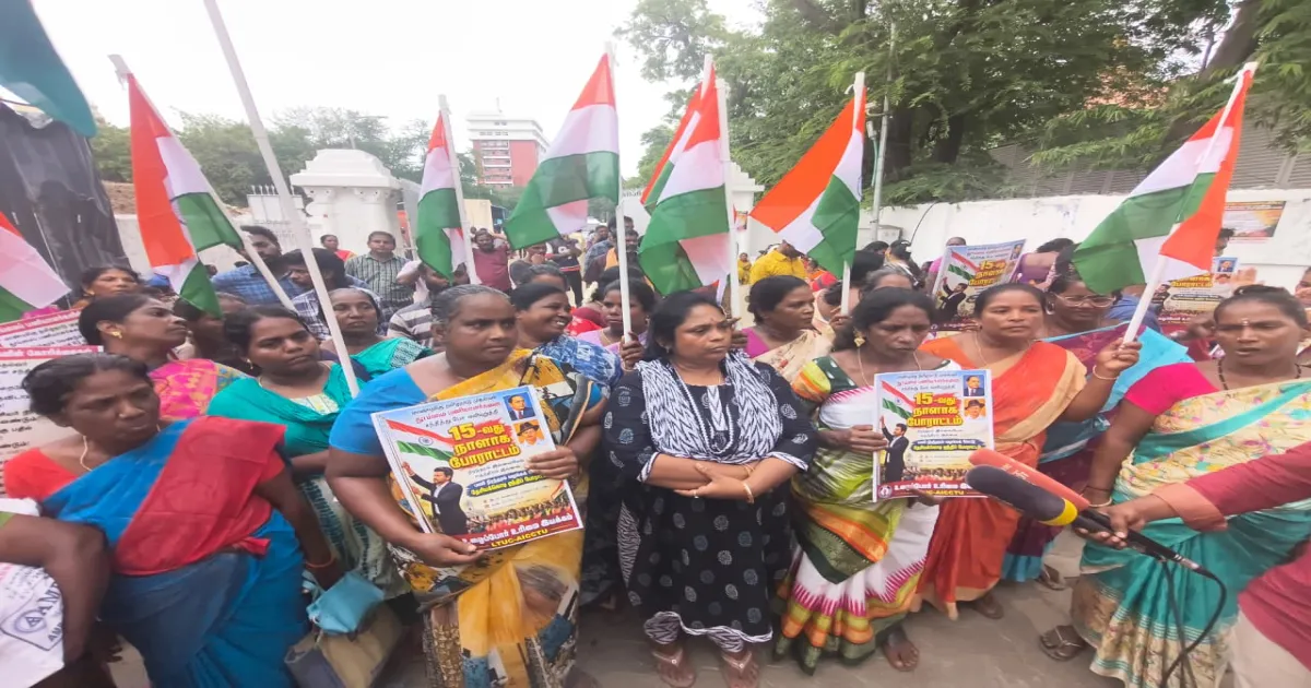 தமிழக அரசு மாயையை ஏற்படுத்துகிறது! சென்னை மாநகராட்சியில் 15-வது நாளாக தூய்மைப் பணியாளர்கள் போராட்டம்!