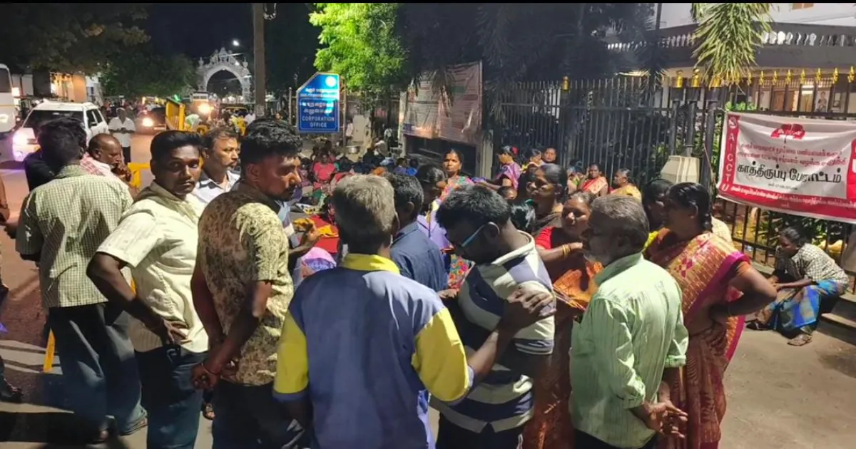 மூன்றாவது நாளாக தொடரும் கரூர் தூய்மை பணியாளர்கள் போராட்டம்! முதல்வர் தலையிட கோரிக்கை!