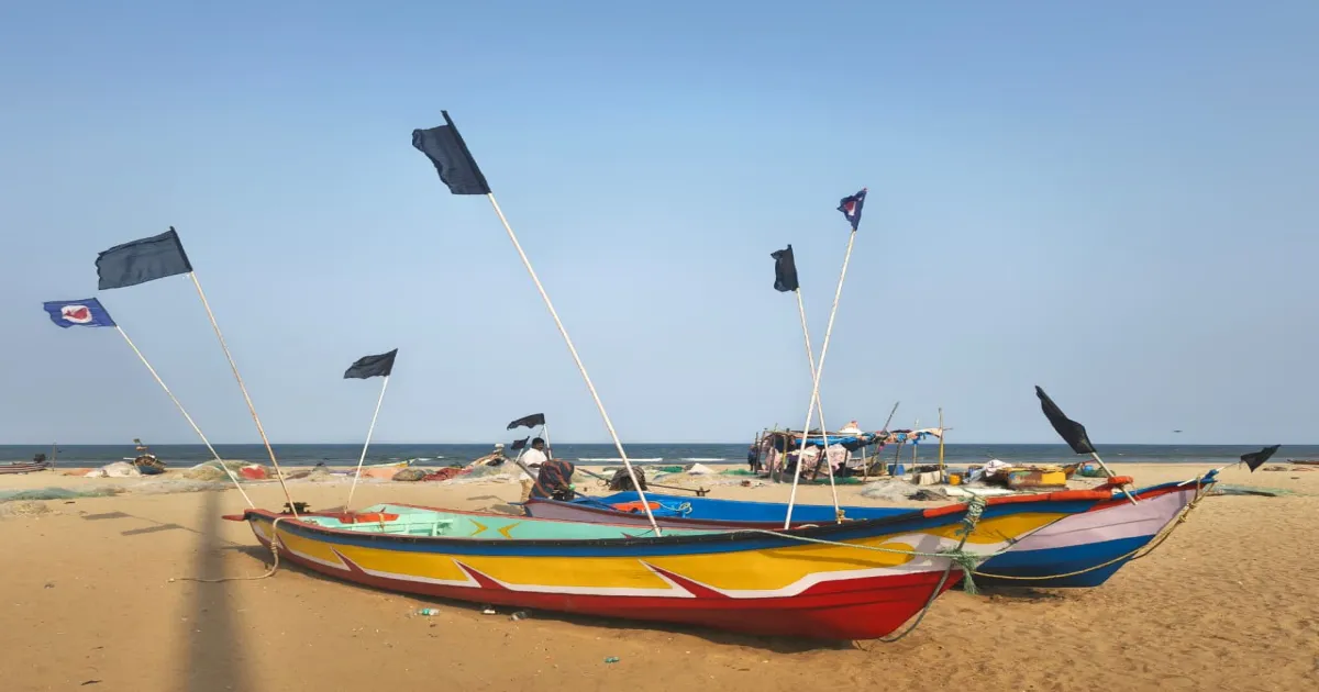 பட்டினப்பாக்கத்தில் புதிய தலைமை செயலகம்? படகுகளில் கருப்பு கொடி கட்டி மீனவர்கள் எதிர்ப்பு!