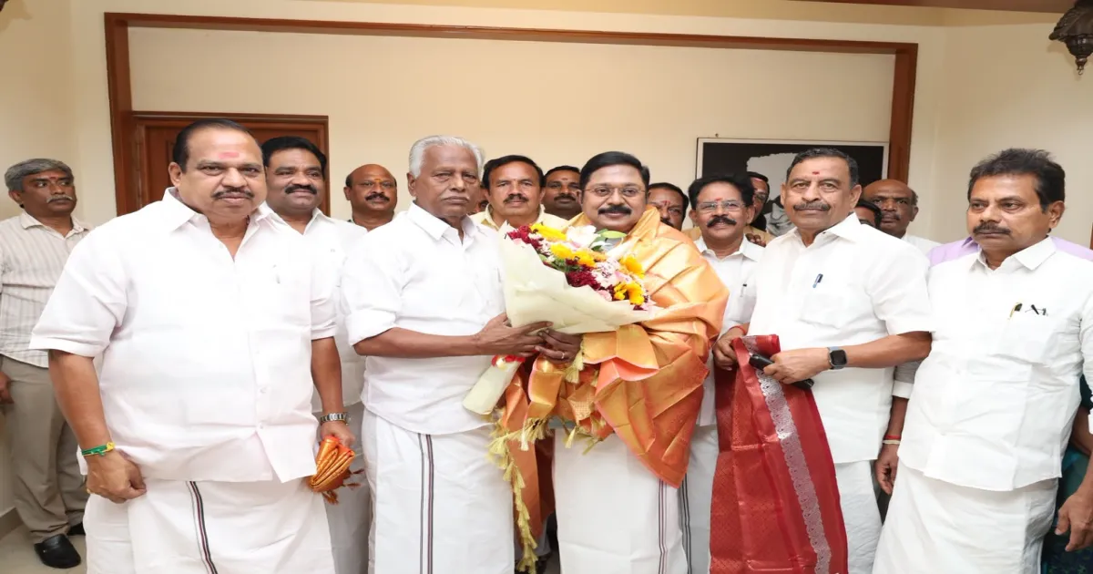 அதிமுகவிற்கு அமமுக முழு ஆதரவு! டிடிவி தினகரனை நேரில் சந்தித்த கே.பி.முனுசாமி, ஓ.எஸ்.மணியன்!