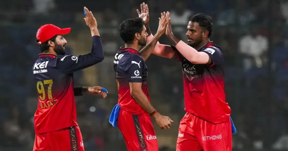 அபார பந்துவீச்சால் CSK-வை சுருட்டிய RCB... த்ரில் வெற்றியால் புள்ளிப்பட்டியலில் முதலிடம்!!